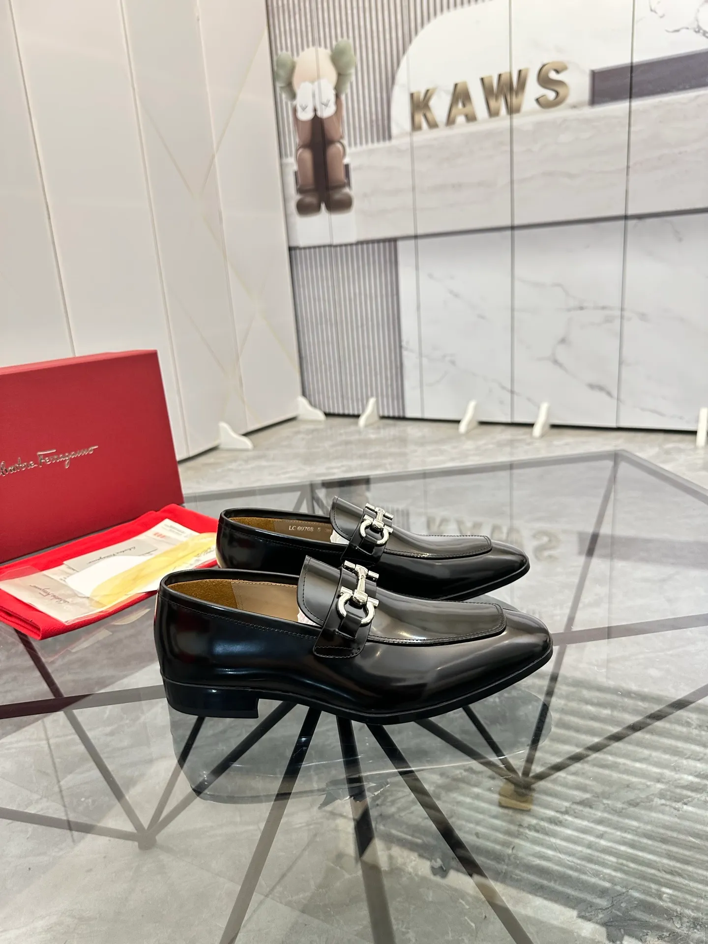 Men's shoes: 💰P640¥ High-end quality Product trademark: Ferragamo* "Ferragamo*" leather shoes Regular size: 38-44 (can be customized to 45.46.) Product materials: imported first-layer cowhide leather upper, cowhide lining, original outsole. Number: 688